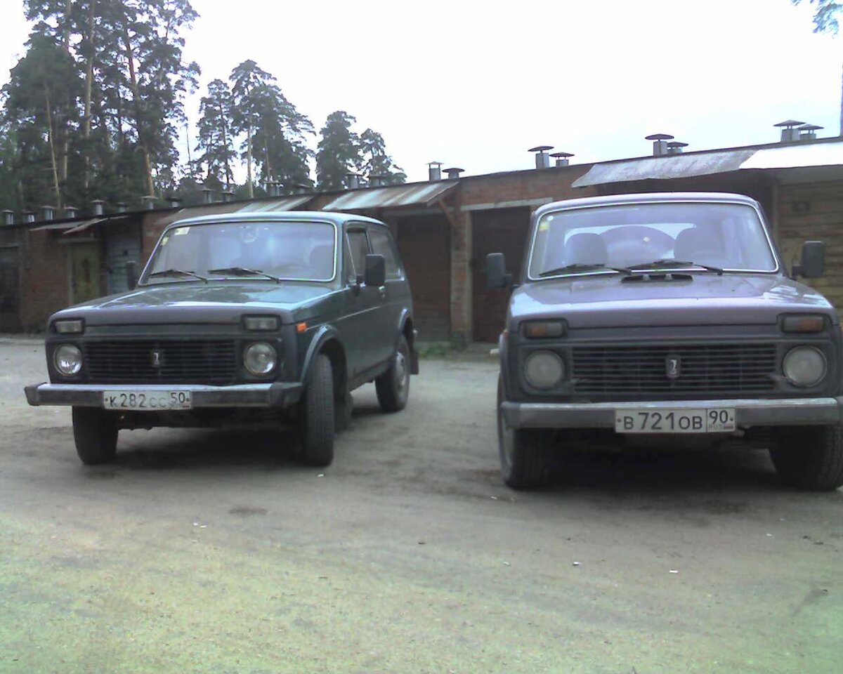 Мамина 213-я слева, моя 214-я справа. Фото на телефон - качество соответствующее. 2006 год.