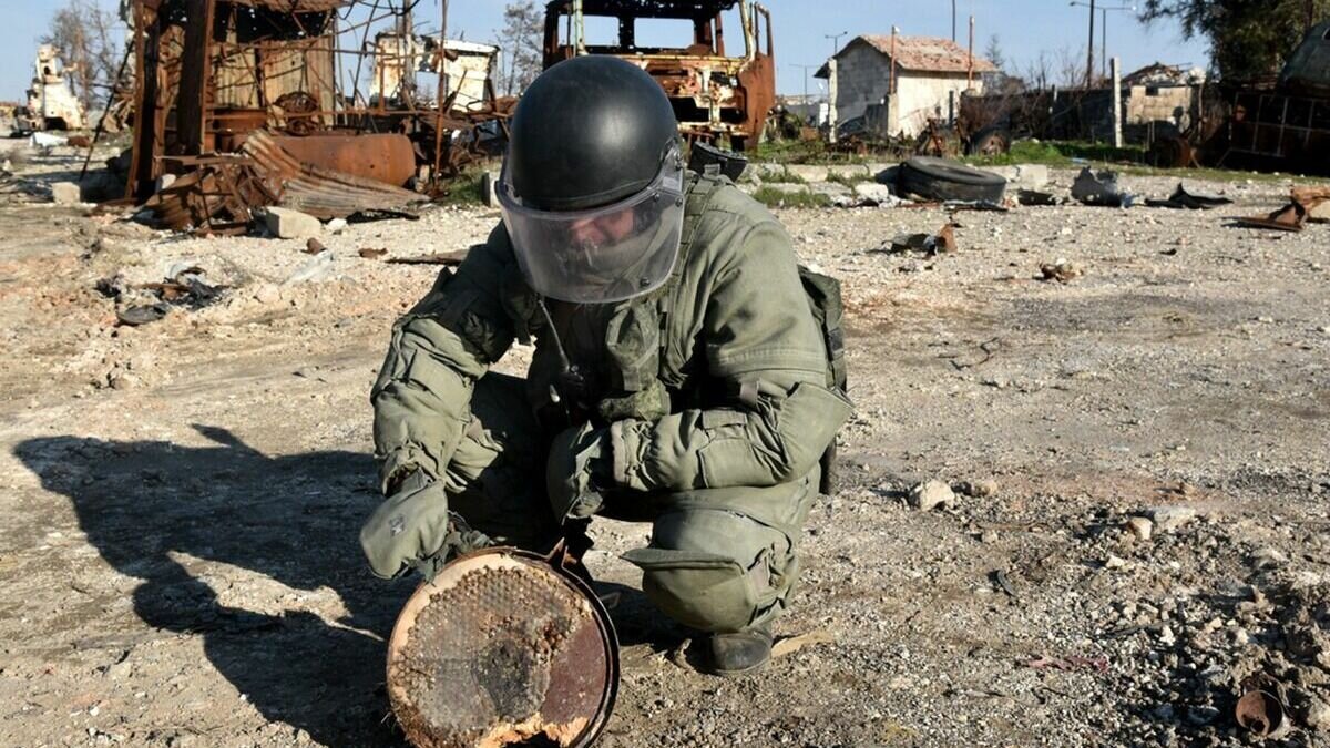     В Мариуполе двое жителей Ростовской области стали жертвами взрыва кассетного снаряда, еще двое военнослужащих получили ранения, подробностями поделились СМИ.