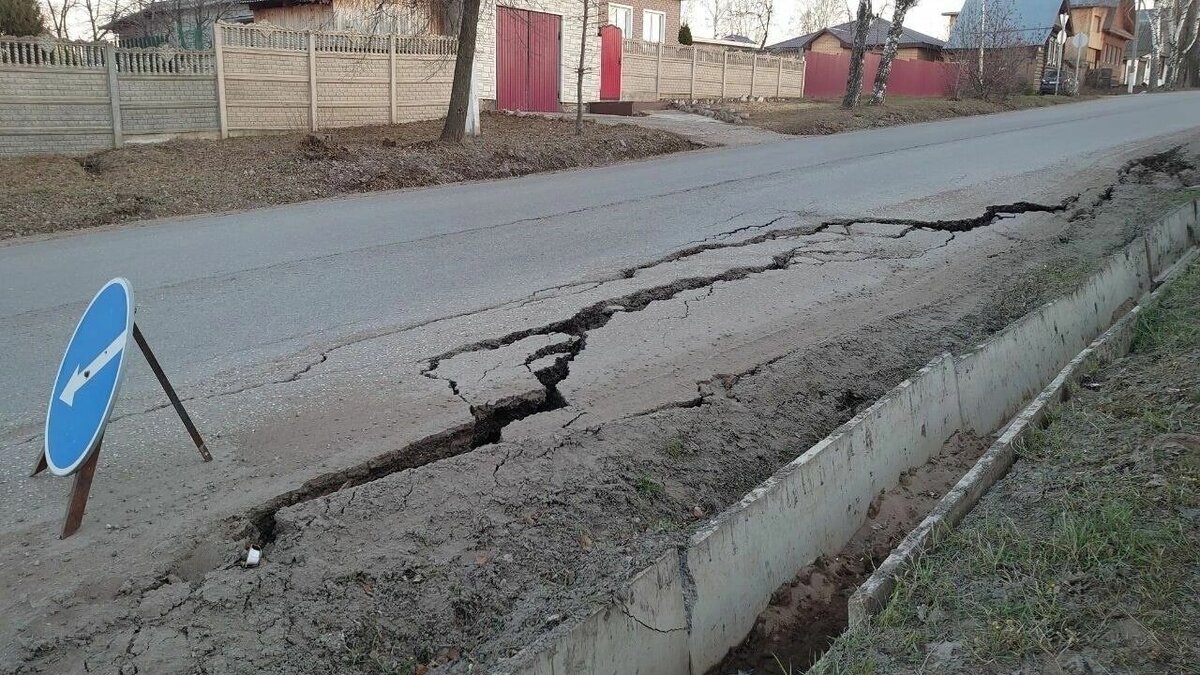 В Воткинске асфальт на улице Азина покрылся огромными трещинами |  udm-info.ru | Дзен