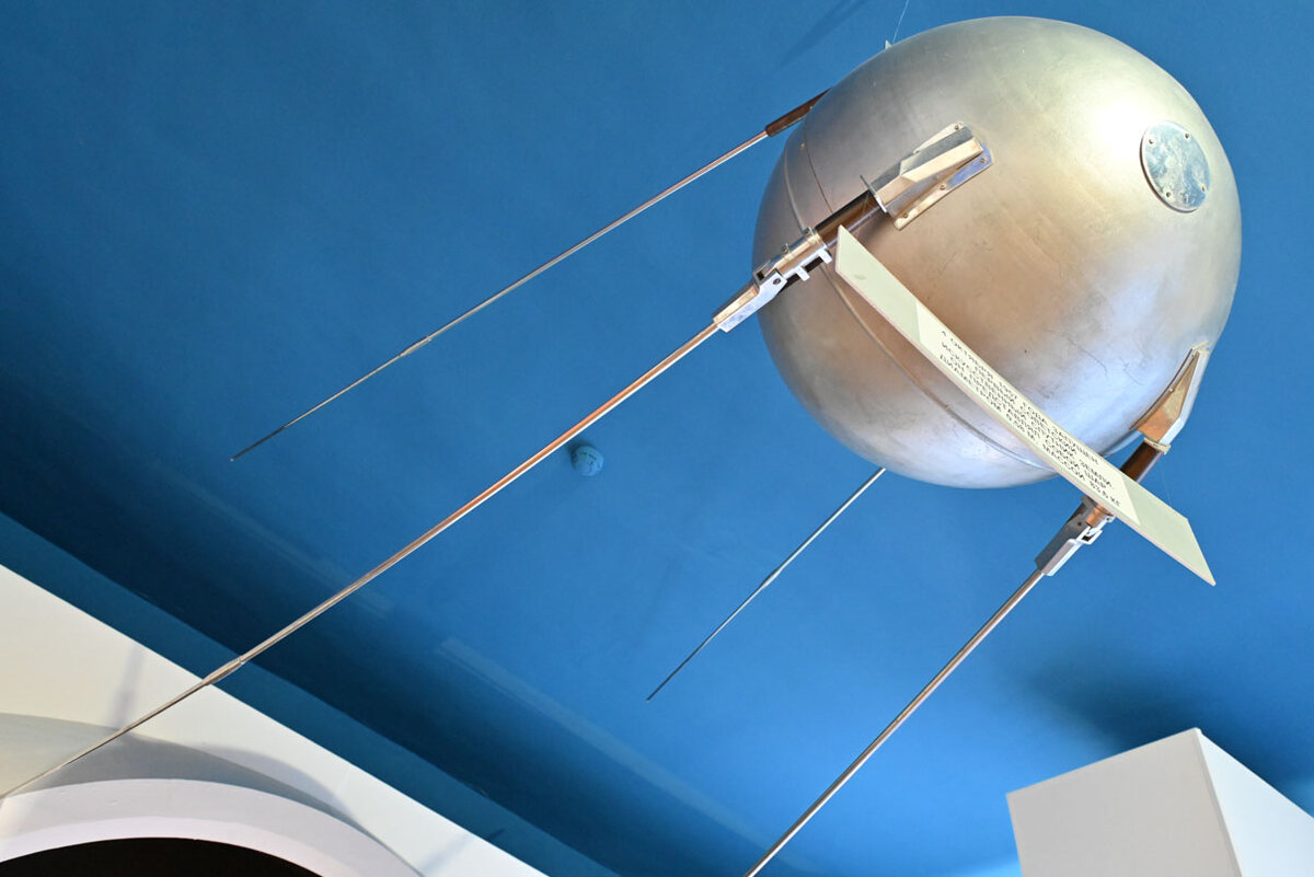 Спутник 1957 года. Первый Спутник. Первый Спутник в космосе. Первый Спутник в космосе 1957.
