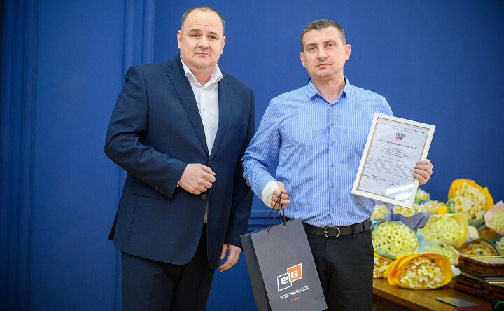 Геннадий Величко (слева) поздравляет работника предприятия. Фото пресс-службы завода