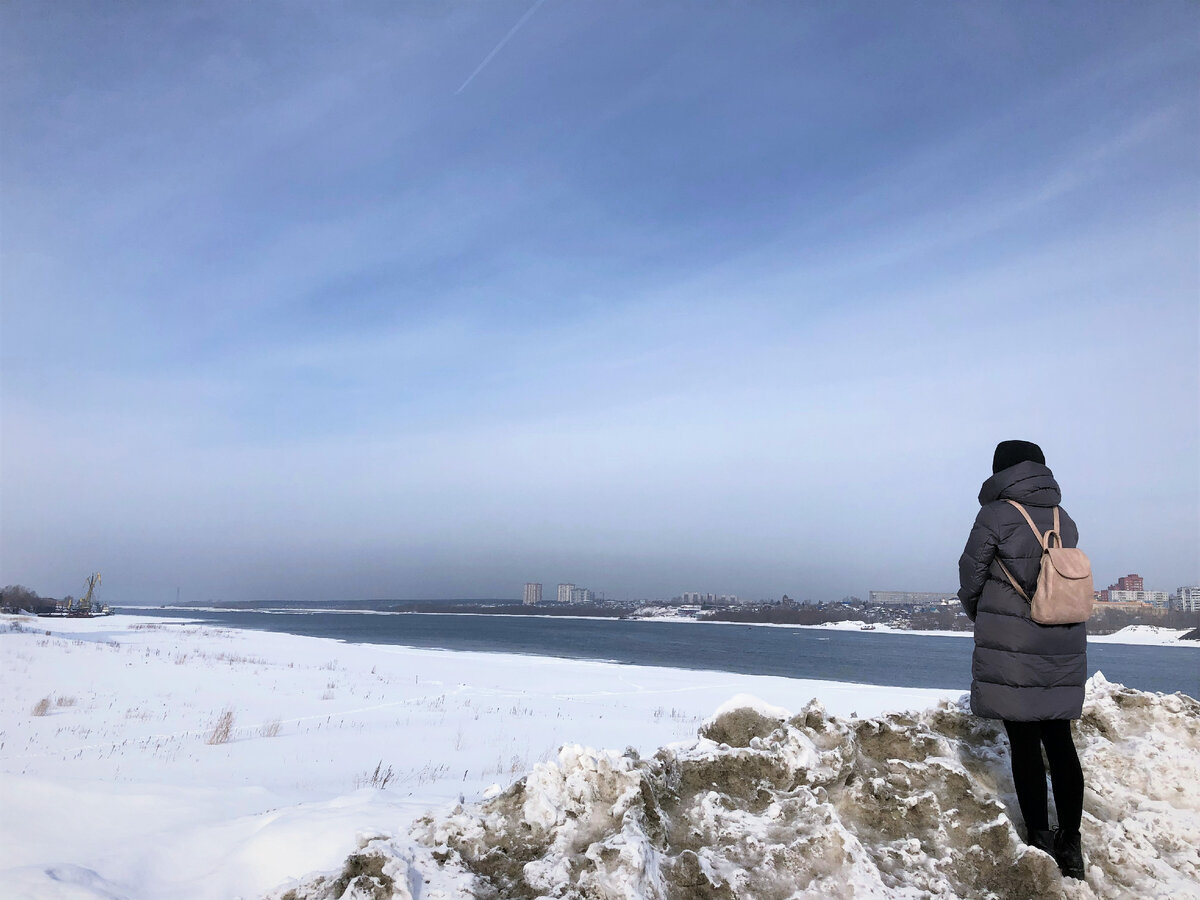 (Вид из сугроба на речку Обь в городе Новосибирск)