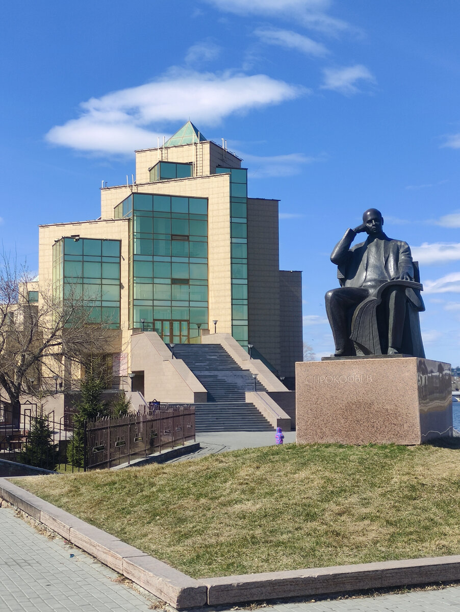 Перед музеем находится памятник С. Прокофьеву. Фото автора. 