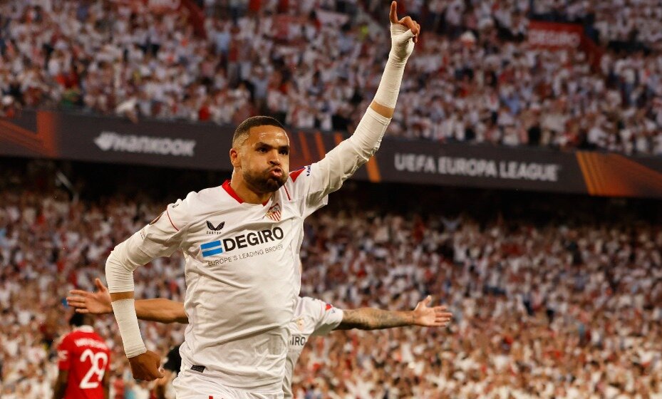    Юссеф Эн-Несири празднует гол в ворота "МЮ". Фото: Reuters