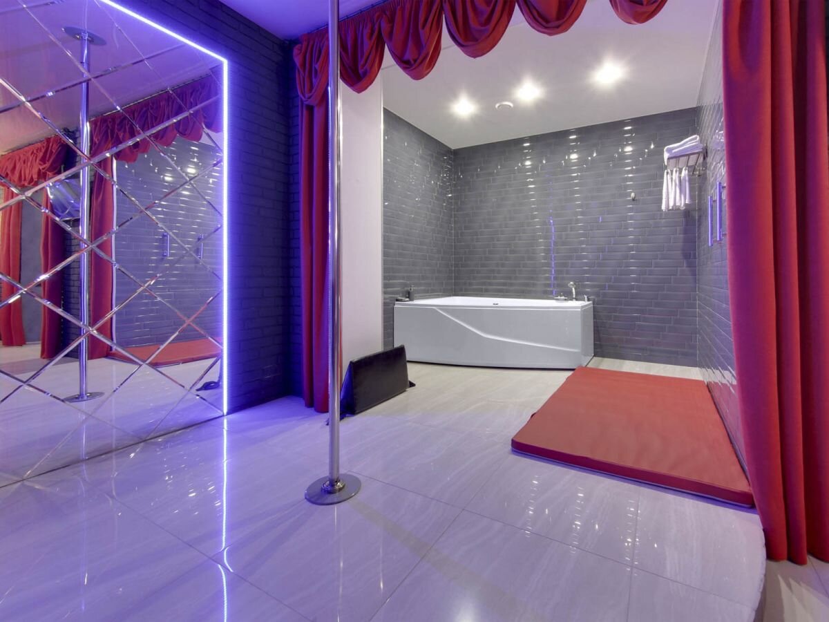 Джаузи в номере "Стриптиз" в отеле Подушкин на Петровской набережной в Воронеже.