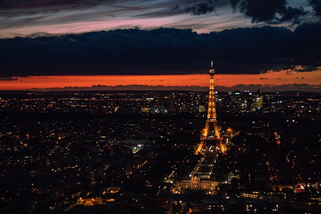 Вид на Эйфелеву башню в сумерках с вершины башни Монпарнас. Фотография Рафаэля Лопеса, unsplash.com 