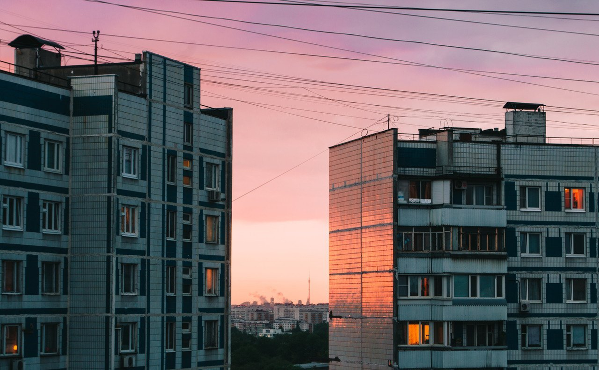 Церковь напротив панельки