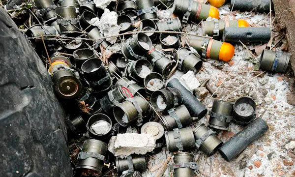 Расстрелянные ленты выстрелов 40х53 мм. Следы работы автоматического станкового гранатомёта (фото из открытых источников)