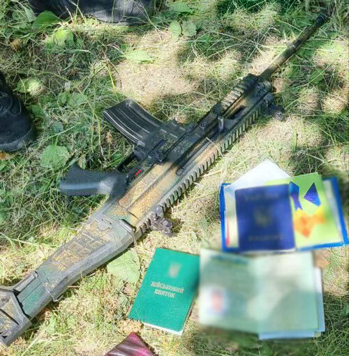 Также FN SCAR и документы выпущенного к Бандере Кракена (бойца одиозного батальона «Кракен») где-то на Харьковщине, летом 2022 года (фото из открытых источников)