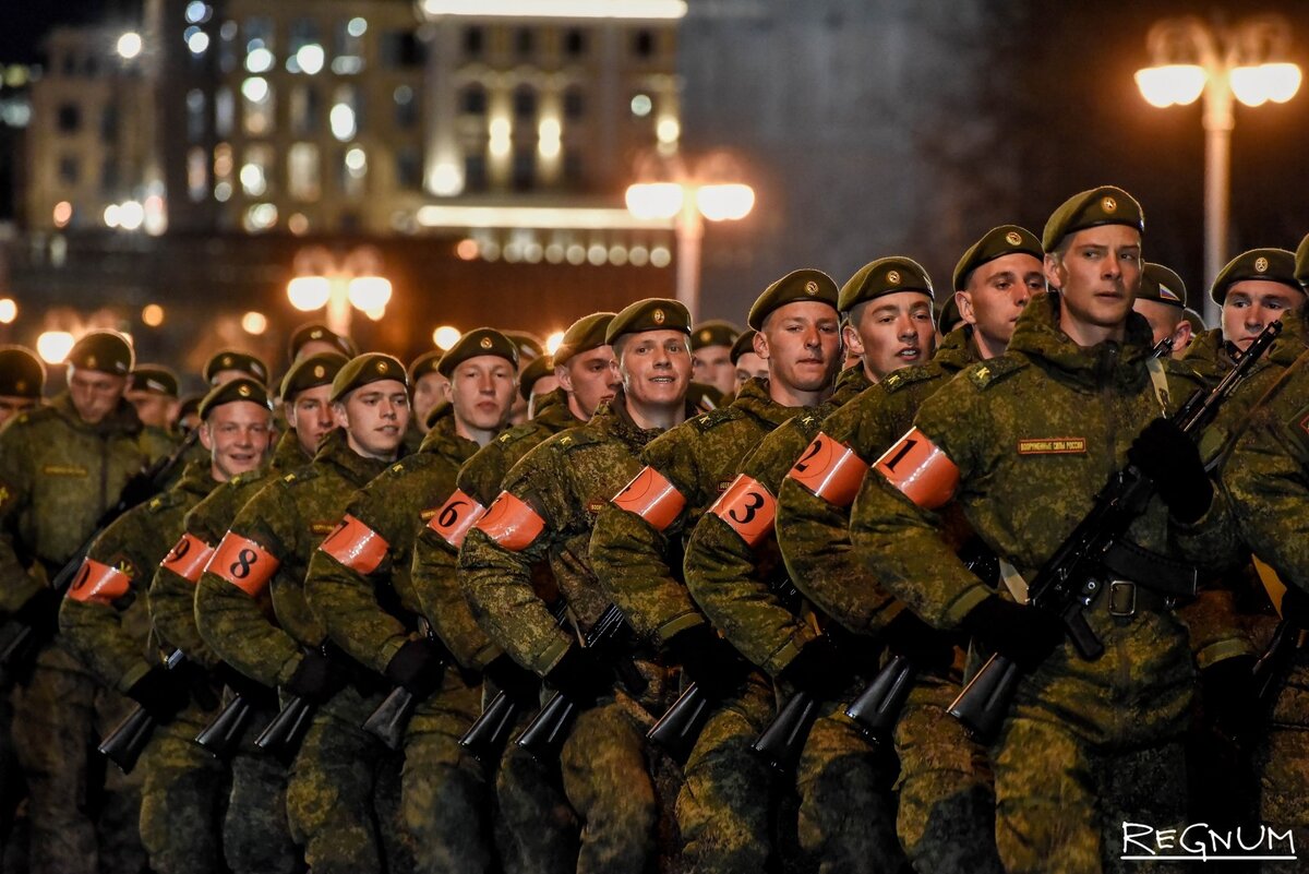 Чьи войска. Репетиция парада Победы повязки. Повязки на репетиции парада. Тренировка к параду в Москве. Репетиция парада в Питере с красными повязками.