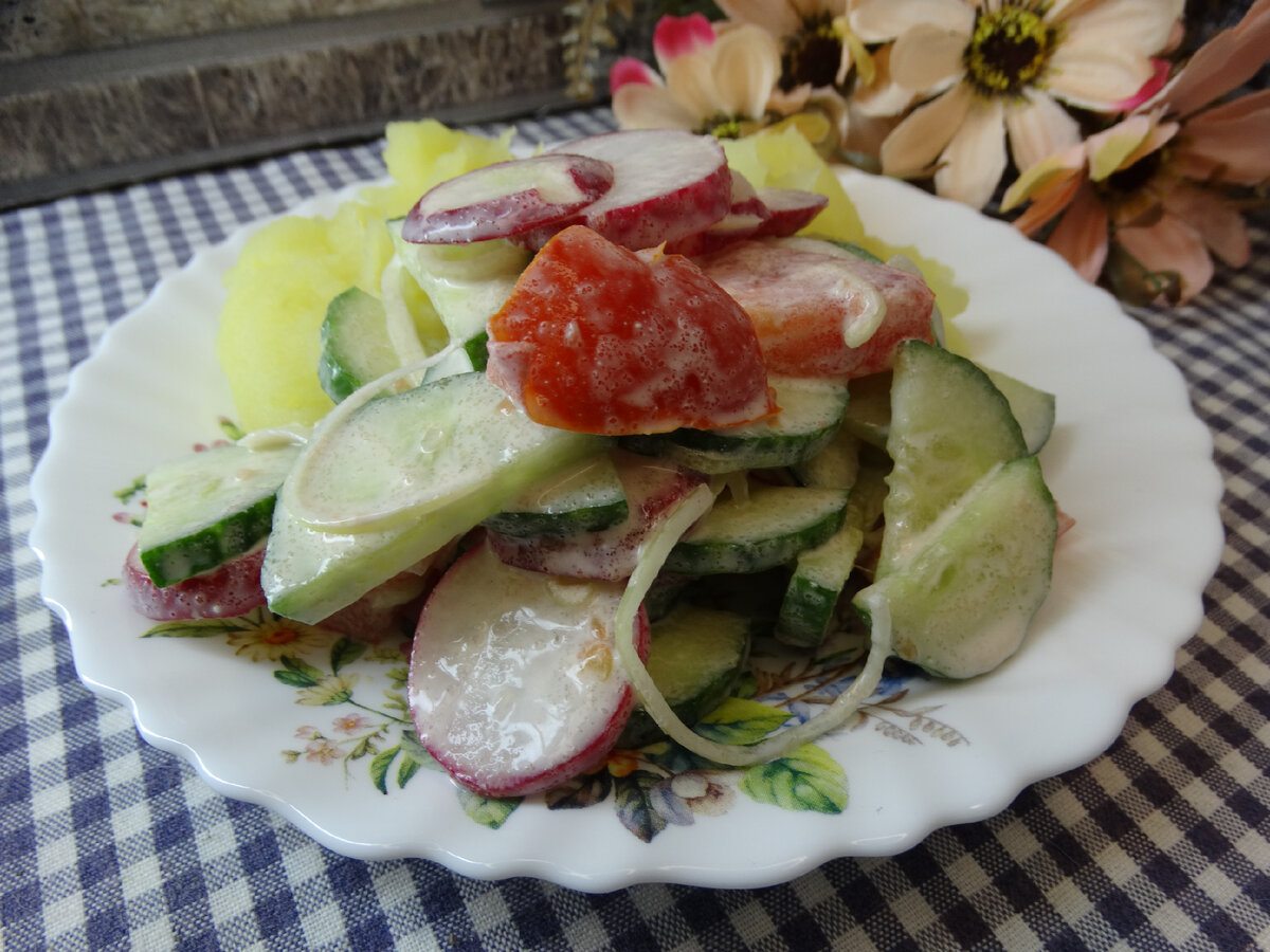 Весенний салат из редиски, огурцов и помидор | Готовим вкусно дома/  Кулинария/ Рецепты | Дзен