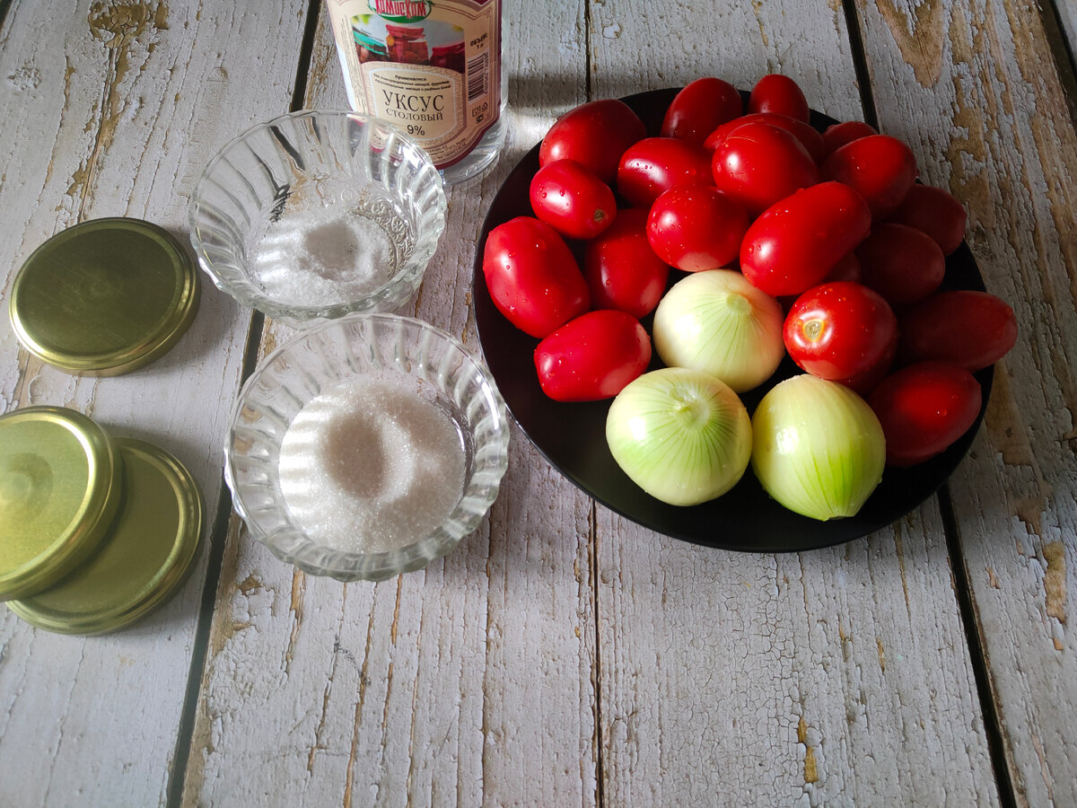 Рекомендую для этого рецепта самые простые грунтовые помидоры сорта Сливка. Они небольшие, сладкие, с плотной мякотью - то, что надо 👍 Но можно и другие мясистые томаты 🙂