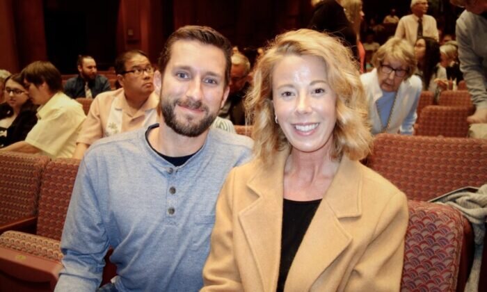 Ребекка Дэй (справа) и Джошуа Найт посмотрели выступление ShenYun в Thrasher-Horne Center 9 апреля 2023 года. (LilyYu/TheEpochTimes)