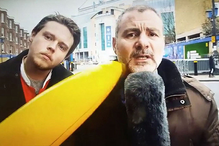     Падения, шпагат и надувной банан: провалы звезд и журналистов в прямом эфире