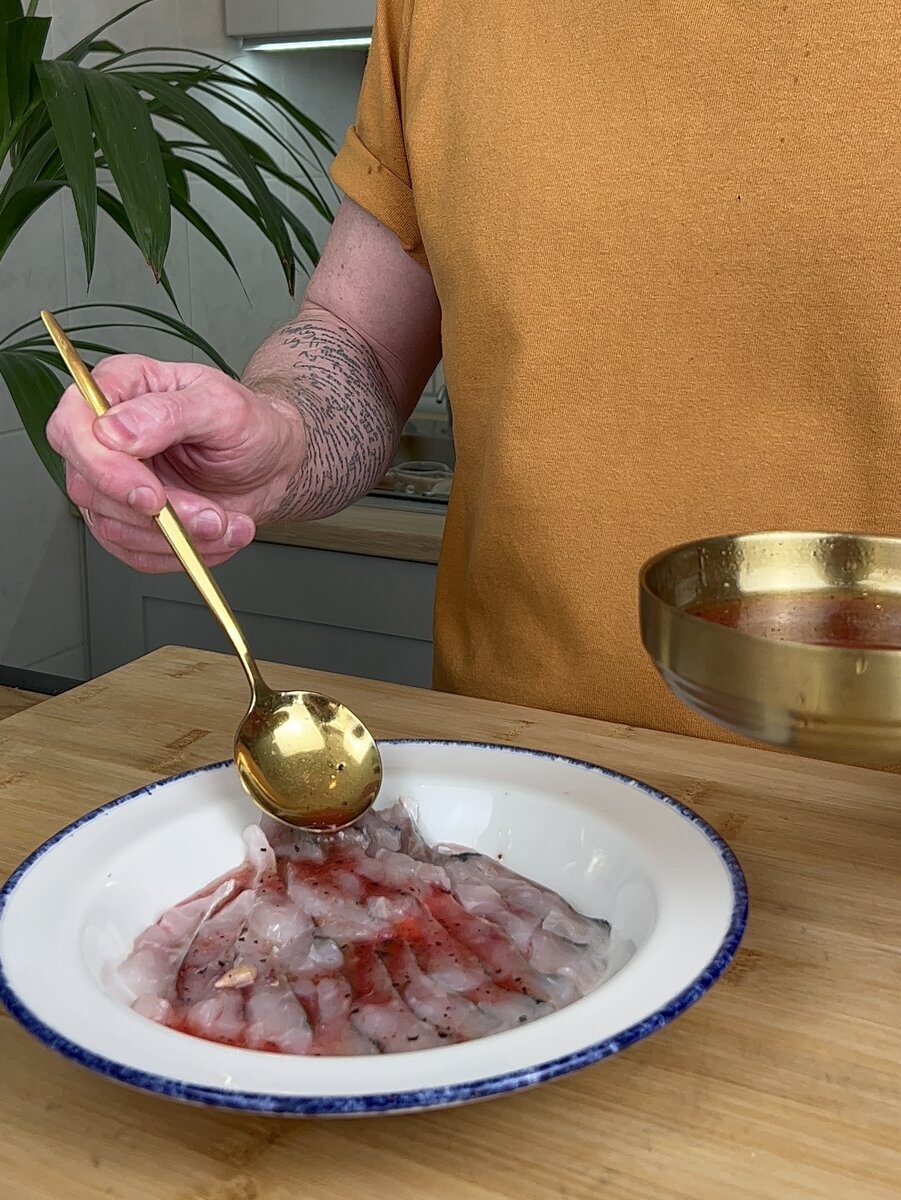 Полить рыбу маринадом.