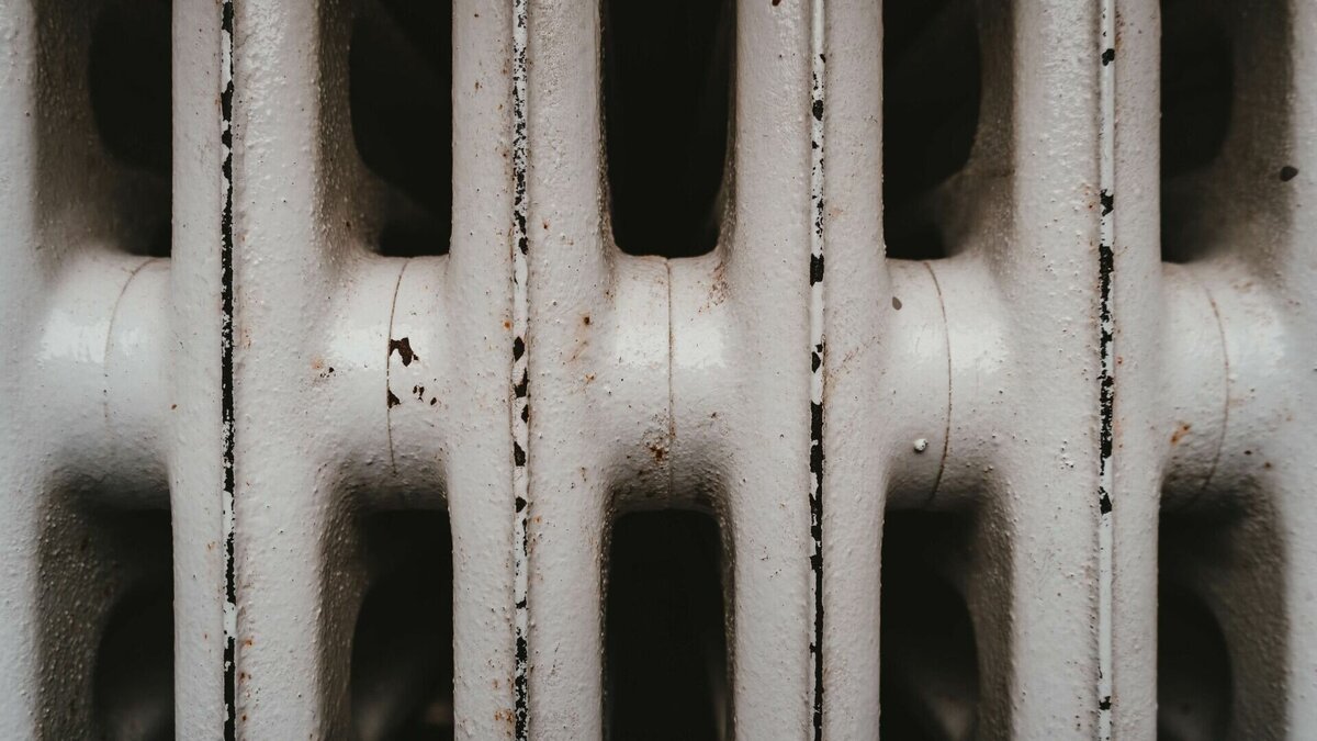     На официальном сайте администрации города юности появился проект постановления об окончании отопительного сезона со «свободной датой», то есть, чёткая дата, когда батареи в квартирах горожан перестанут быть горячими, пока не назначена.