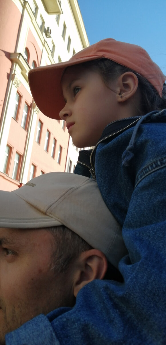 Это карусель, фото модно листать. Фото сделаны  разницей в несколько секунд.