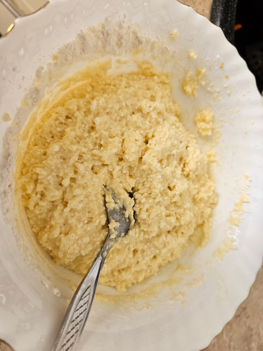 Разогретую до рабочей температуры вафельницу смазываем растительным маслом. В вафельницу кладем тесто. Я кладу примерно по одной столовой ложке с горкой теста для каждой вафли. Закрываем вафельницу и жарим примерно 3-4 минуты.И приятного аппетита!!!