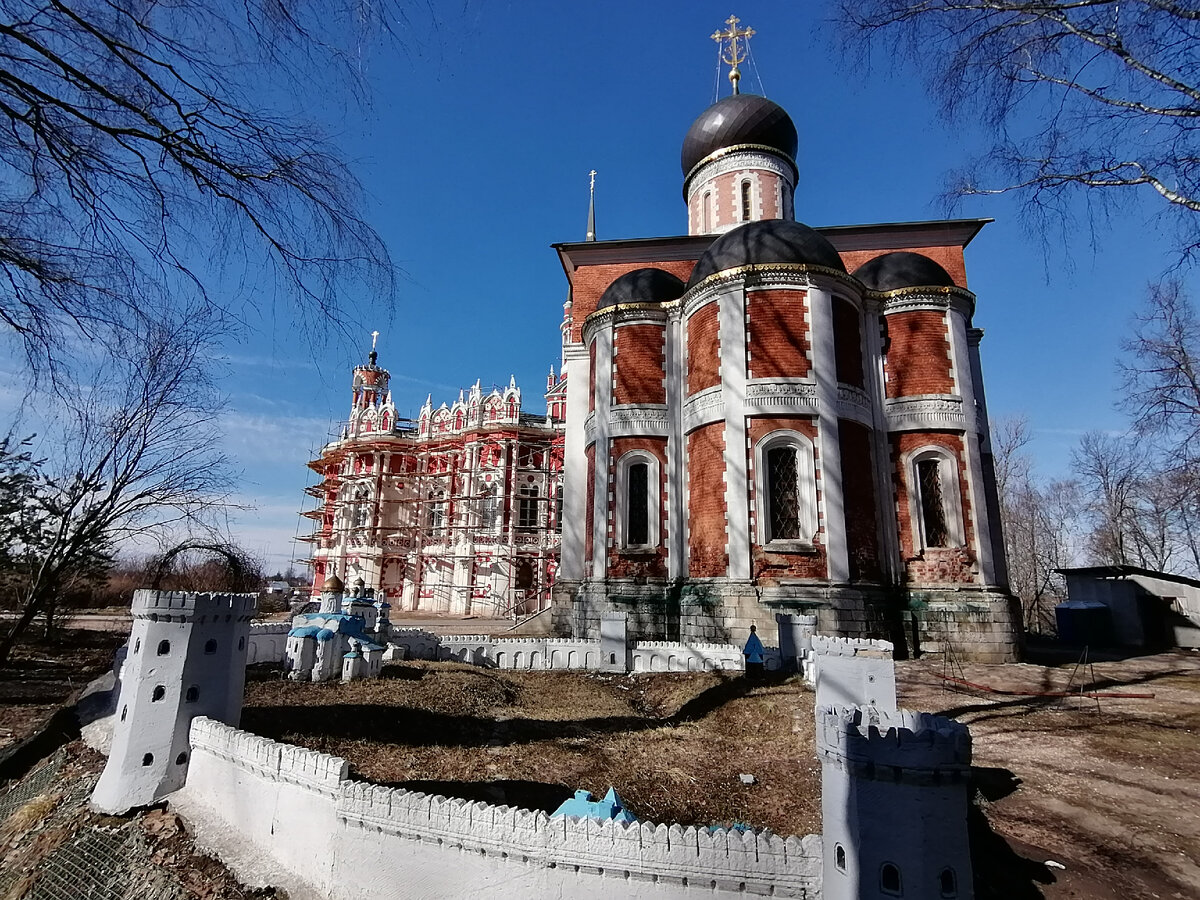 Церковь Петра и Павла и макет Можайского кремля. Фото Ольги Брезгиной, автора статьи