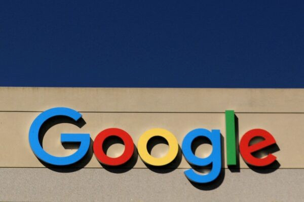 Логотип Google на крыше офисного здания в Ирвине, Калифорния, 7 августа 2017 года. (Mike Blake/Reuters)