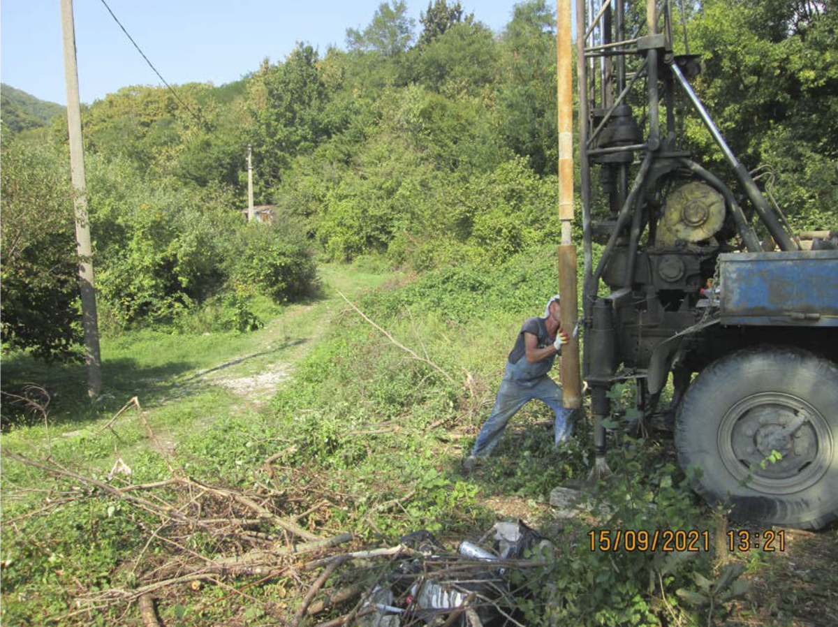 Забор образцов грунта с участка для дальнейшей экспертизы
