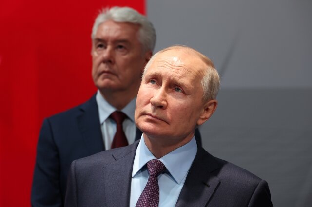    Президент РФ Владимир Путин и мэр Москвы Сергей Собянин осматривают индустриальный парк «Руднево» в Москве. Фото:  РИА Новости/ Михаил Климентьев