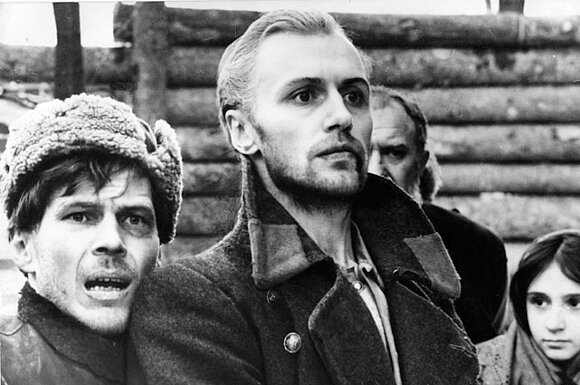 Кадр из фильма «Восхождение»:https://images-s.kinorium.com/movie/shot/69858/w1500_38467965.jpg