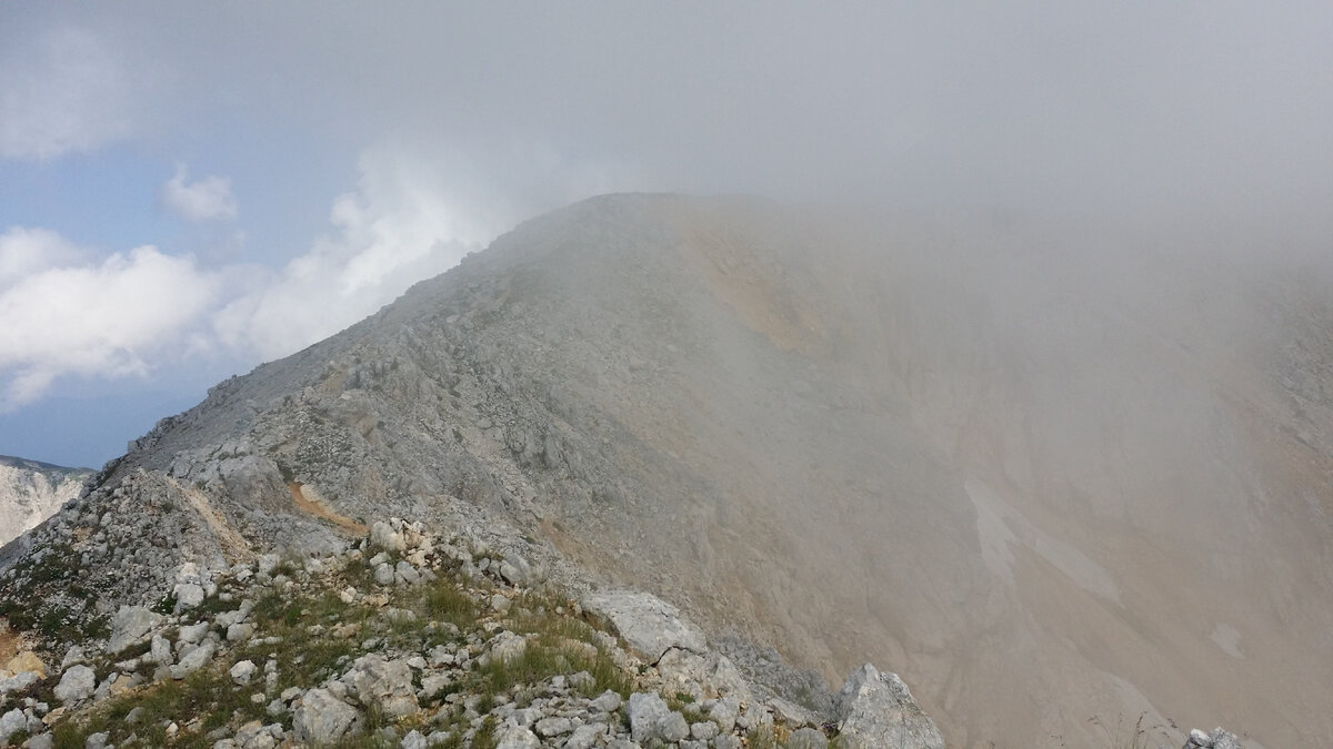 Проблемой для успешного восхождения в летний период может стать отсутствие погоды, которая часто портится после обеда и сильный туман, приводящий к потере ориентиров. Следовательно, надо воздержаться от восхождения при наступлении описанных факторов, и  совершать его только в первой половине дня. Да и, собственно, здравый смысл в горах никогда не бывает лишним, как бы Вам ни казался прост маршрут.  