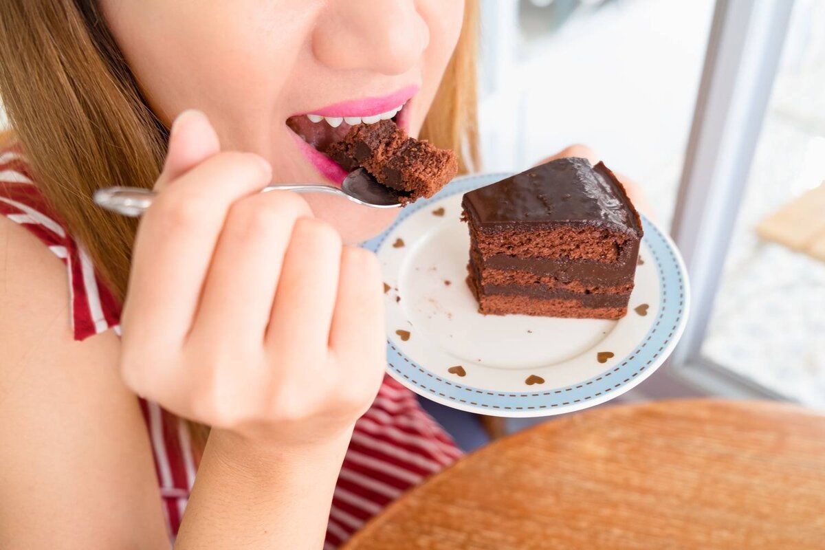 Почему девушка сладкая. Девушка с пирожным. Кушать сладкое. Человек ест сладкое. Пирожное для детей.