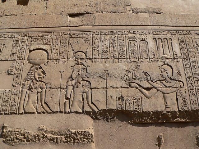 Крайняя слева - богиня Сохмет 