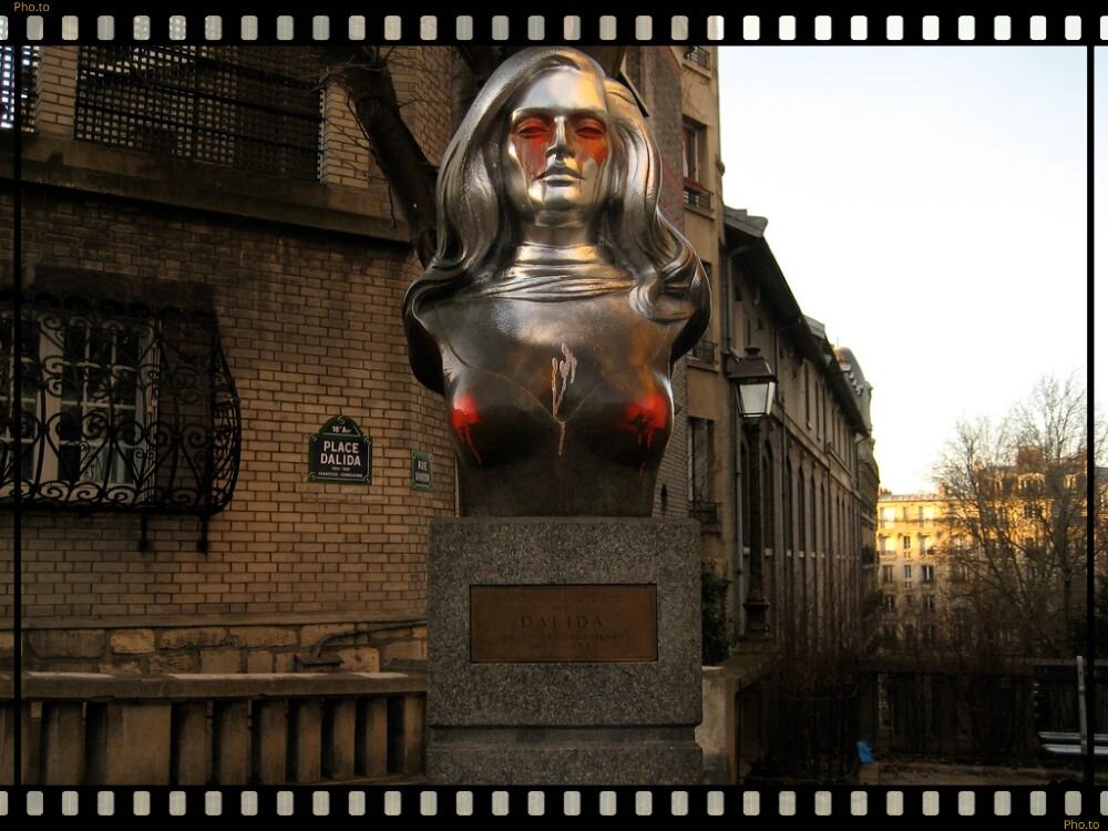 © Аслан Ален Гурдон / Aslan  born Alain Gourdon / 1930 Франция –  2014 / Монмарт Памятник певицы Далида работы Ален Аслан / Фото получено из свободного доступа