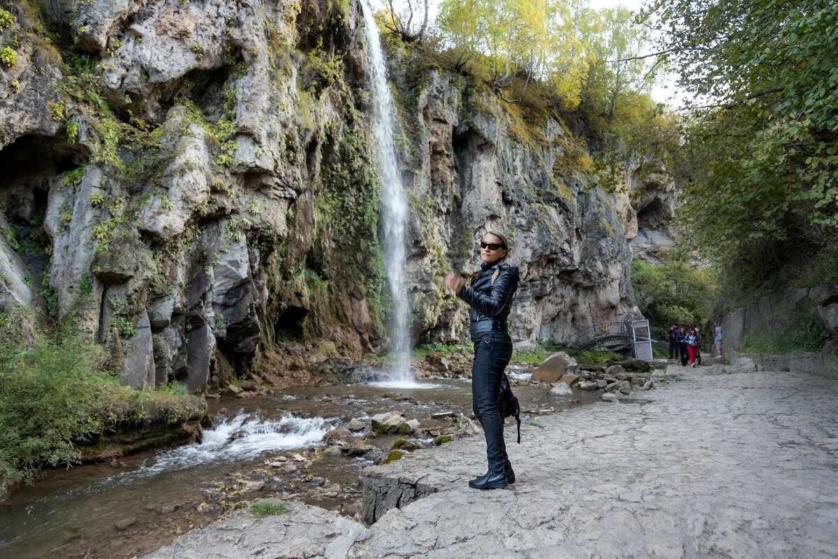 Для собирающихся на отдых в Кисловодск расскажу об одной природной достопримечательности, расположенной недалеко от города. Речь пойдет о Медовых водопадах.  Название их меня сразу заинтересовало.