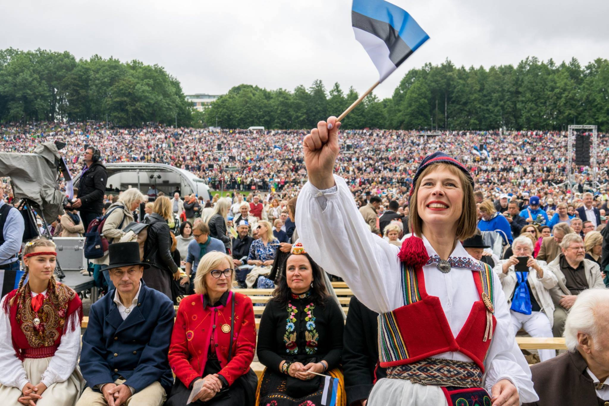 Эстония песня. Народы Прибалтики: литовцы, латыши, эстонцы культура. Эстония люди. Этнические эстонцы. Эстонцы народ.