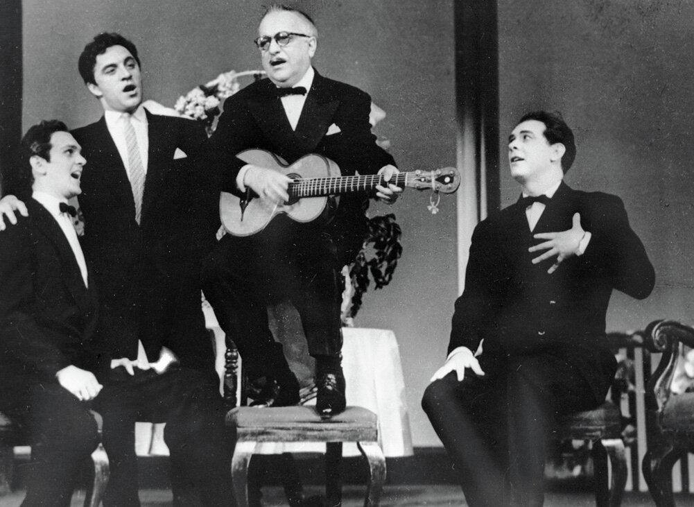    Актеры театра имени Евгения Вахтангова (слева направо): Юрий Яковлев, Михаил Ульянов, Рубен Симонов и Анатолий Кацинский в сцене из спектакля «Филумена Мартурано». 1956 г. Фото: РИА Новости