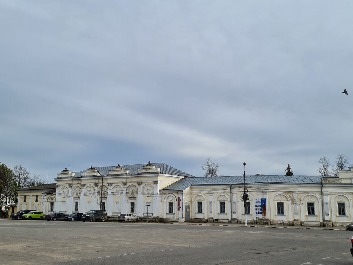 Выжившая часть торговых рядов хранит воспоминания о купцах различных гильдий