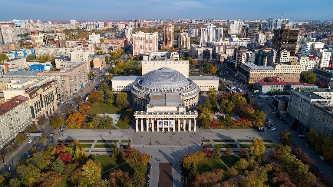    Преимущество Новосибирска состоит в том, что он не отягощен влиянием олигархических структур и национальными проблемами, является средним по климатическим условиям и уровню экономического развития, обладает высоким научным потенциалом и находится в регионе, пограничном с могучим Китаем.