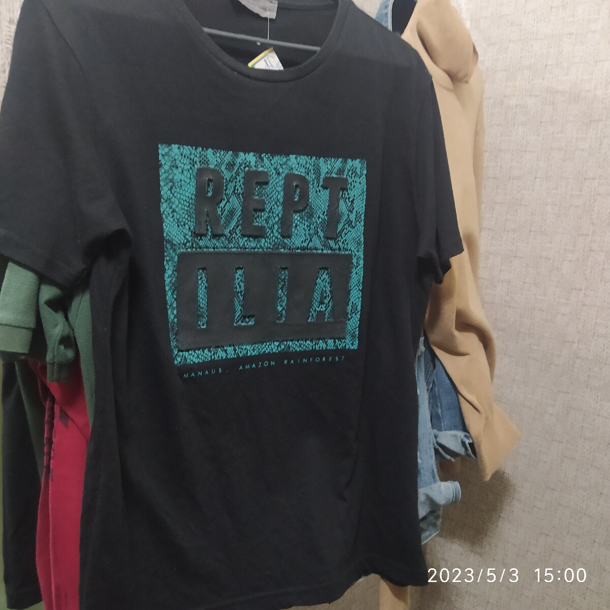 Футболка от Primark . Размер М, поэтому не примеряла.