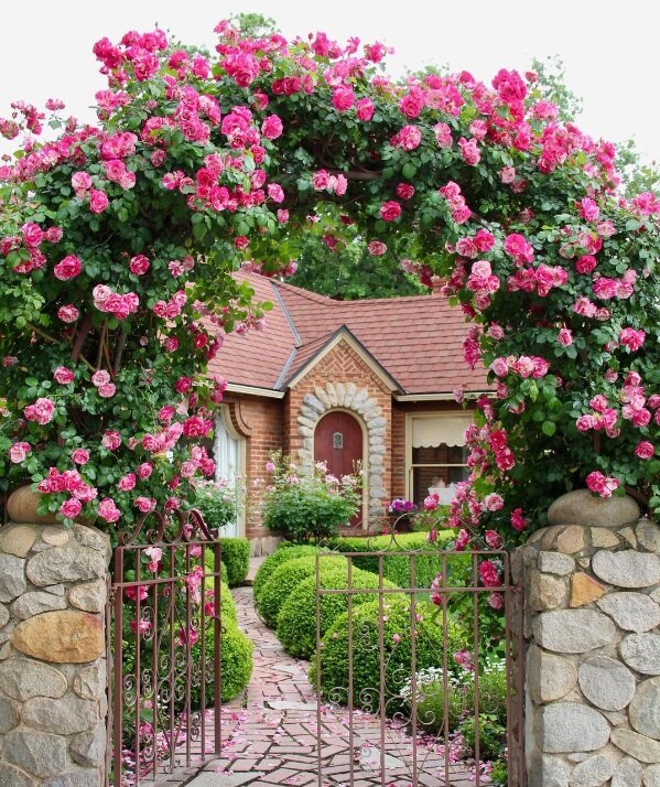 Вид на дом с улицы. Фото: @tudorrosecottage