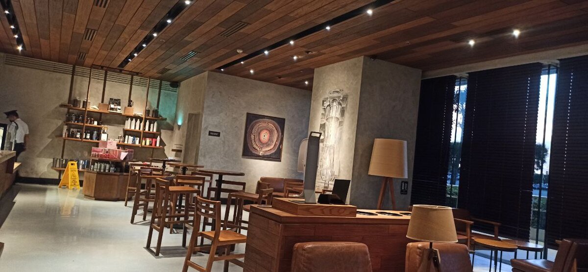 Интерьер Starbucks Reserve в Маниле - деревянные панели и приглушенный свет - листайте галерею