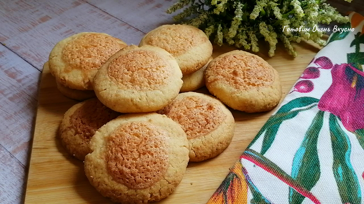  Друзья, привет! Сегодня я к Вам с рецептом вкусного домашнего печенья с кокосом.  Готовится оно очень просто, без раскатки теста и специальных форм.