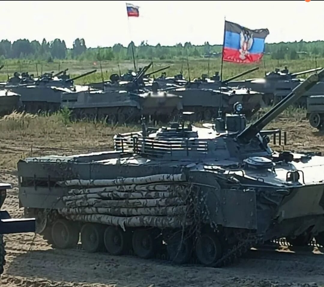 "Предприятия "Ростеха" вышли на впечатляющие темпы производства вооружений и военной техники. "Курганмашзавод" отгружает боевые машины пехоты практически ежемесячно, объемы поставок растут. Существенно увеличен штат завода — если в прошлом году на работу приняты более тысячи человек, то в первом квартале текущего года — уже почти 1,2 тысячи", — приводит пресс-служба слова индустриального директора комплекса вооружений "Ростеха" Бекхана Оздоева.