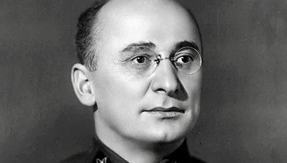 "Интеллигенты большевиков людоедами выставляют, а попробуй без палки. Цари за 300 лет Россию не подняли. А мы её за 30 лет переделали". Л.П. Берия