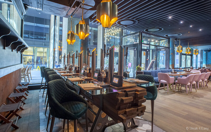  Пример оборудованной посадочной зоны с кранами на столах. Ресторан "Steak It Easy" на Лесной г.Москва
