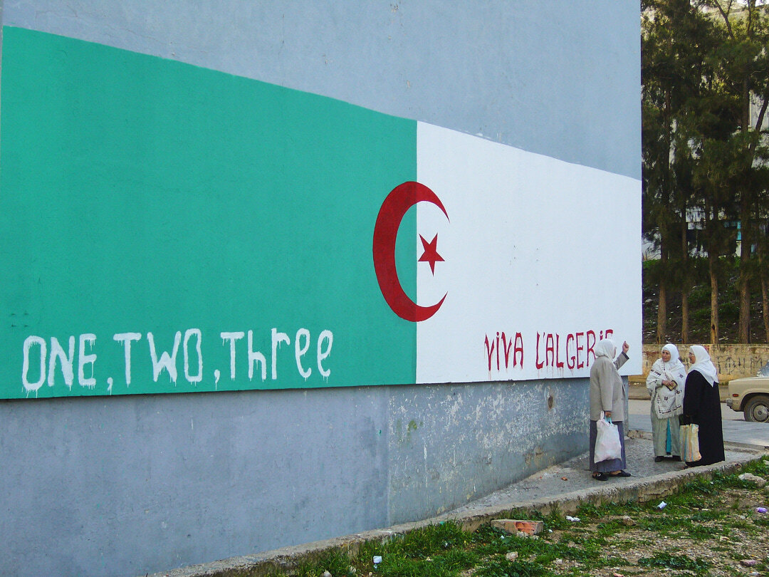 Переговоры об окончании войны между Фронтом национального освобождения и Францией привели к референдуму, на котором 99,7% алжирцев высказались за независимость. Во Франции таких было 64%. В итоге 5 июня 1962 года Алжир получил независимость. Фото: Gwili / Wikimedia.org