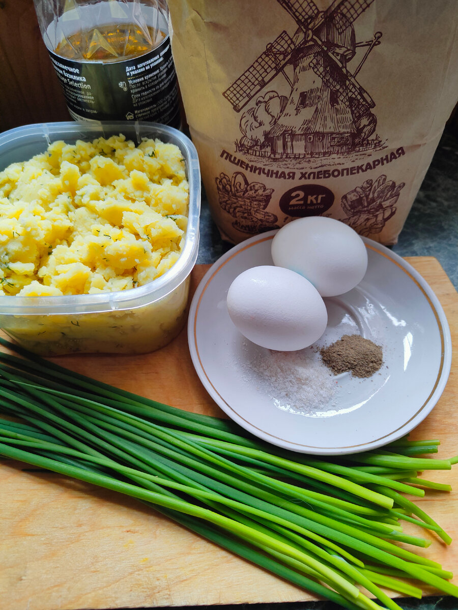 Я использовала остатки отварной картошки и молодой шнитт-лук.