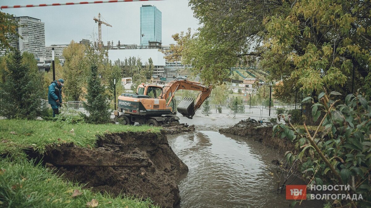    В Центральном райсуде 10 мая пройдет новое слушание по иску волгоградцев к «Концессиям водоснабжения» — они хотят взыскать с компании компенсацию морального вреда за 5 суток без воды из-за прорыва канализационного коллектора. В качестве третьей стороны выступит мэрия, сообщается в картотеке суда.