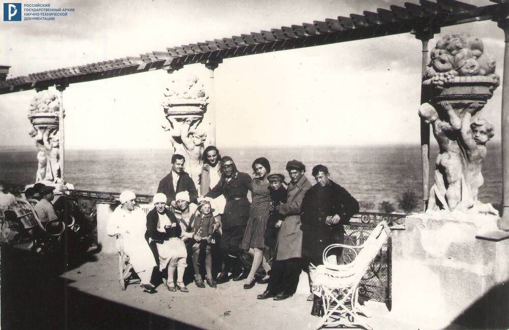 В солярии гостиницы «Астория». Слева направо (стоят): летчик С.В. Гризодубов (отец В.С. Гризодубовой), летчик В.С. Гризодубова, планеристы А.А. Сеньков, Е.А. Грунауэр, М. Беренсон. Крым, г. Феодосия, 1927 г. РГАНТД. Ф. 348. Оп. 3. Д. 190.