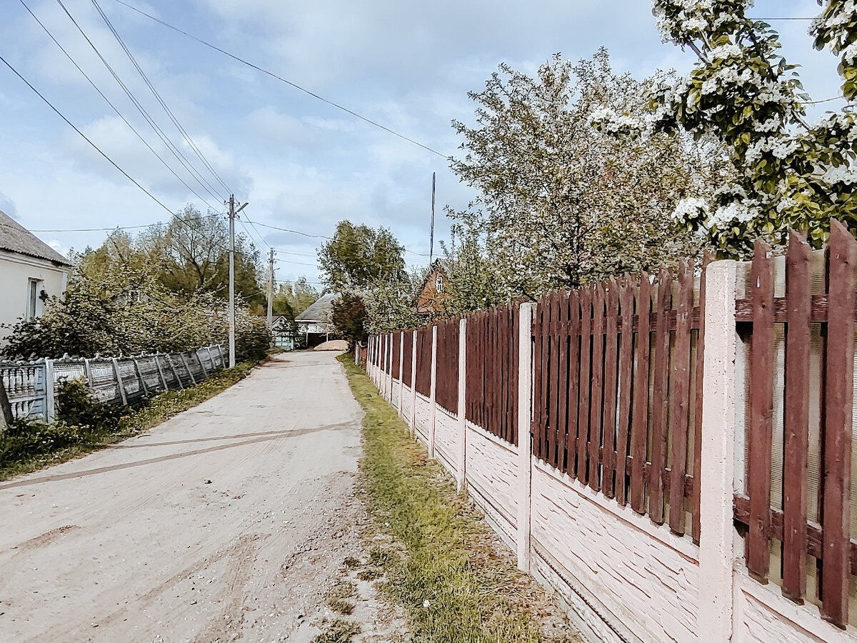 Вот там, в конце переулка, начинается раздвоение улицы на Вечеркевича (слева) и Набережную (справа).
