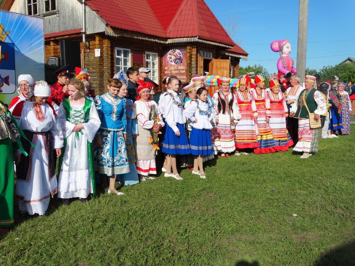 Фестиваль "Безруковский форпост" я где-то в центре с щукой в руках)