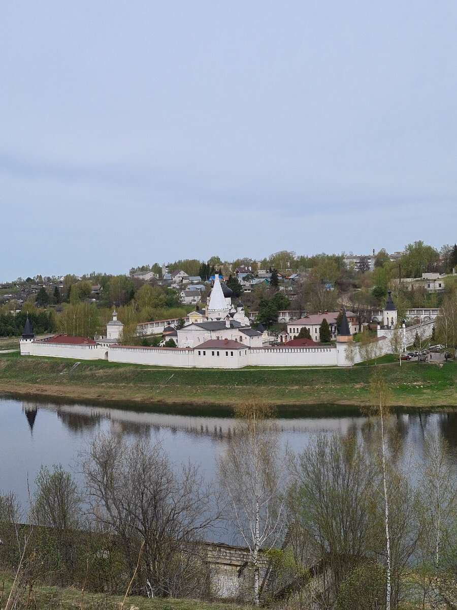 Старица основана в 1297 году тверским князем Михаилом Ярославичем. Город делится рекой на 2 части. По одной версии название города пошло от впадающей в Волгу реки, тогда звавшейся Старицей (сейчас реку зовут Старчонкой ). Но есть и другая легенда, про старушку (старицу), которая скрывалась в пещерах от татаро-монгол, периодически сжигавших ее малую родину, и стала единственно выжившей после очередного набега. Старушка была глуховата и на вопрос князя,что это за место ответила: "Старицей кличут, Старица, стало быть".Ответ отчего-то впечатлил князя, владевшего этими землями, и город стал Старицей.. 